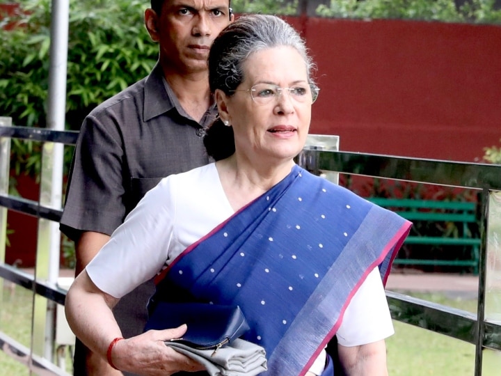 Sonia Gandhi removes Ghulam Nabi Azad Mallikarjun Kharge as Congress general secretaries ANN कांग्रेस में बड़ा बदलाव: सोनिया गांधी ने पुनर्गठित की CWC, सचिन पायलट समेत इन नेताओं का किसी भी लिस्ट में नाम नहीं