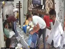 VIDEO: अलीगढ़ में ज्वैलर्स शो रूम में दिन दहाड़े डकैती, तीन युवकों ने मास्क लगाकर दिया वारदात को अंजाम