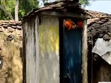 यूपी: सरकारी तंत्र के फेल होने की गवाह है हमीरपुर की ये महिला, 8 साल से शौचालय में रहने को मजबूर