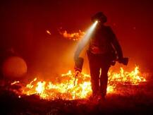 अश्वेतों का प्रदर्शन, कैलोफोर्निया के जंगलों में आग और कोरोना विस्फोट, अमेरिका के लिए 2020 बना त्रासदियों का साल