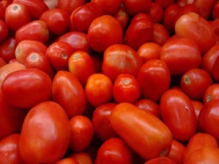 Tomato prices in Delhi give people tension rate crosses 80 दिल्ली में टमाटर की कीमतों ने दी लोगों को टेंशन, रेट 80 के पार