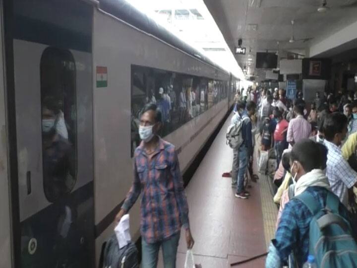 वाराणसी: कैंट रेलवे स्टेशन से दिल्ली के लिए रवाना हुई वंदेभारत एक्सप्रेस, यात्रियों में उत्साह