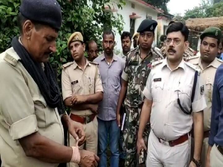 Activists of Kaimur Mukti Morcha protested for the right over forest resources, sabotage in government offices ann वन संसाधनों पर अधिकार के लिए कैमूर मुक्ति मोर्चा के कार्यकर्ताओं ने जमकर किया प्रदर्शन, सरकारी दफ्तरों में की तोड़फोड़