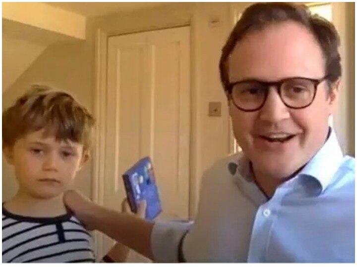 Member of Parliament in Britain got interrupted by his children during live interview ब्रिटेन: लाइव इंटरव्यू के दौरान सांसद के बेटे ने की अनोखी मांग, जानें आगे क्या हुआ