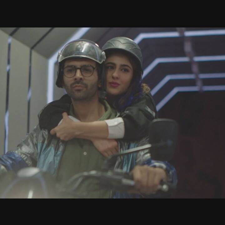 फिर सारा अली और कार्तिक आर्यन के रिलेशनशिप की खबरे सामने आने लगी. इसी दौरान दोनों इम्तियाज अली के डायरेक्शन में बनी फिल्म लव आजकल 2 की शूटिंग की. शूटिंग के दौरान इनके लिपलॉक सीन का एक वीडियो काफी तेजी से वायरल हुआ था.  