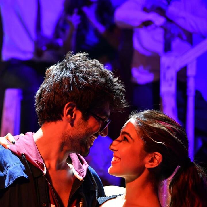  इसके बाद सारा अली खान अपने पिता सैफ अली खान के साथ करण जौहर के पॉपुलर शो 'कोफी विद करण' में हिस्सा लिया. एक सवाल के जवाब में उन्होंने कार्तिक आर्यन को अपना क्रश बताया और उनके साथ डेट पर जाने का जिक्र किया. 