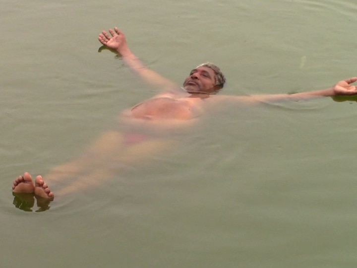 Jalaun Chat Seller doing yoga in water ANN जालौनः चाट बेचने की वाली योग कलाएं देखकर लोग हैरान, कहते हैं जलपुरुष