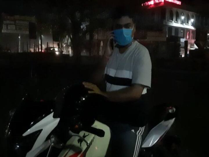 मेरठ की सड़कों पर रात में निकले आईपीएस अफसर, नहीं पहचान पाई पुलिस, फिर हुआ ये.... IPS officer iraj raja arrived in the streets of Meerut at night for review of police functioning ann मेरठ की सड़कों पर रात में निकले आईपीएस अफसर, नहीं पहचान पाई पुलिस, फिर हुआ ये....