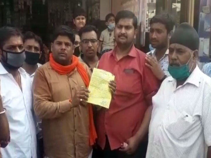 Meerut Municipal Corporation cut challan of polythene businessmen threw ration items on roads ann पॉलीथिन के इस्तेमाल पर मेरठ नगर निगम ने काटा दुकानदार का चालान, व्यापारियों ने विरोध में सड़क पर फेंका सामान