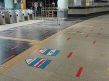 कोरोना वायरसः सोशल डिस्टेंसिंग के लिए दिल्ली मेट्रो में फर्श पर लगाए गए फ्लोर स्टीकर