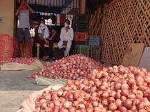 दिल्ली: प्याज के दाम हुए दोगुने, लोगों बोले- अब प्लेट से प्याज निकालना पड़ेगा