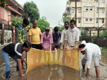 गोरखपुर: बारिश में तालाब बनी सड़क, मछली मारकर कांग्रेस कार्यकर्ताओं ने किया अनोखा प्रदर्शन