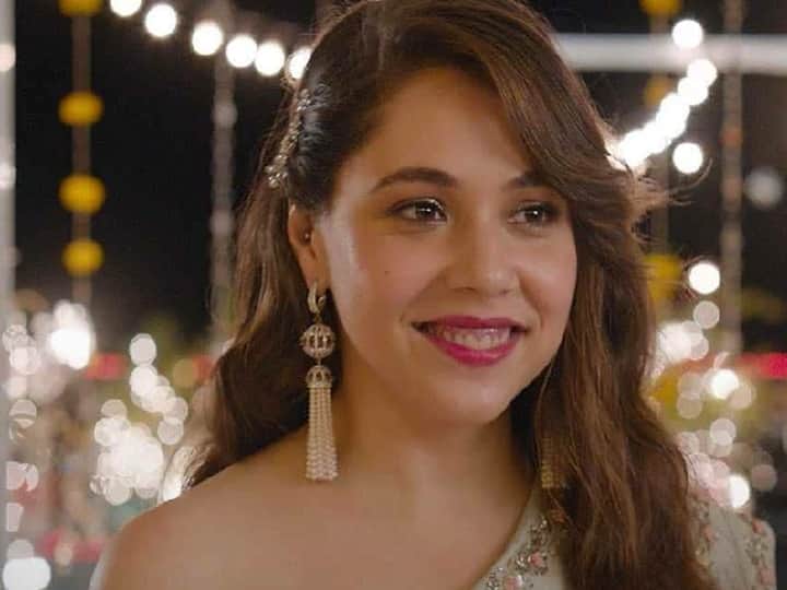  मानवी गागरू को एक्टर के तौर पर पहचान तब मिली, जब उन्होंने 2015 में टीवीएफ की वेब सीरीज में श्रेया नाम की इंडिपेंडेंट लड़की का किरदार निभाया. मानवी बॉलीवुड की फिल्म ‘नो वन किल्ड जेसिका’ और ‘पीके’ जैसी फिल्मों में छोटे-छोटे रोल भी निभा चुकी थीं, लेकिन उन्हें कोई खास पहचान नहीं मिल पाई. फिर उसके बाद साल 2016 के टीवीएफ पिचर्स में चंचल शर्मा नाम का मुख्य किरदार निभाकर वे डिजिटल एंटरटेनमेंट की दुनिया में एक जाना-माना नाम बन गईं. हाल ही में उन्होंने अमेजन प्राइम के शो फोर मोर शॉट्स प्लीज में मुख्य भूमिका निभाई है.