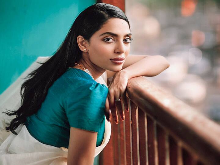 शोभिता धूलीपाला ने अमेजन प्राइम शो मेड इन हेवेन में बेहतरीन काम किया था. इस वेब सीरीज में शोभिता ने लीड रोल निभाया और अपने किरदार के साथ पूरा न्याय किया. यह सीरीज जितना पॉपुलर हुआ उतनी ही शोहरत शोभिता को भी मिली. इसके बाद वे बार्ड ऑफ ब्लड सीरीज में भी नजर आईं.