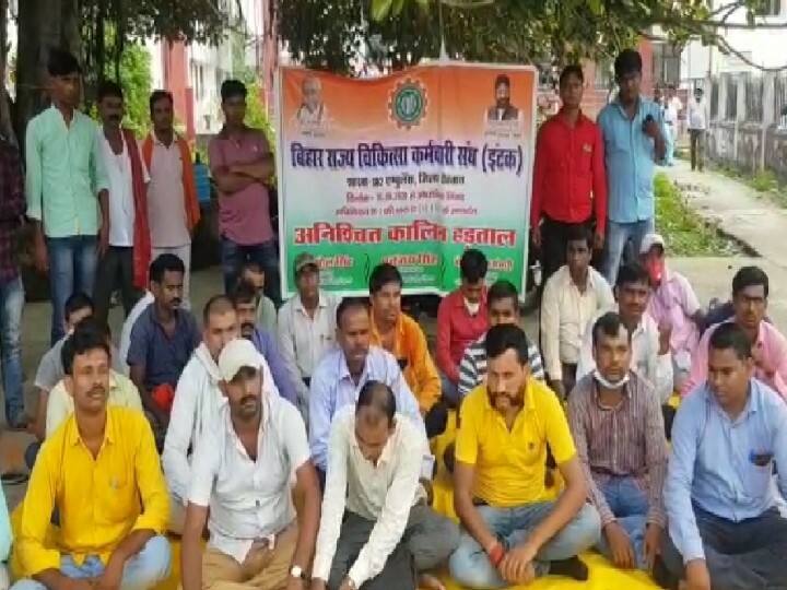 Rohtas: Emergency service rendered by ambulance personnel indefinite strike, increased problem of patients ann रोहतास: एम्बुलेंस कर्मियों की अनिश्चितकालीन हड़ताल से चरमराई इमरजेंसी सेवा, मरीजों की बढ़ी परेशानी