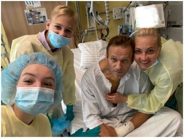 रूस के विपक्षी नेता नेवलनी ने इंस्टाग्राम पर शेयर की अपनी तस्वीर, कहा- सांस ले सकता हूं Russia's opposition leader Navalny posted a photo on Instagram, saying: I can breathe रूस के विपक्षी नेता नेवलनी ने इंस्टाग्राम पर शेयर की अपनी तस्वीर, कहा- सांस ले सकता हूं