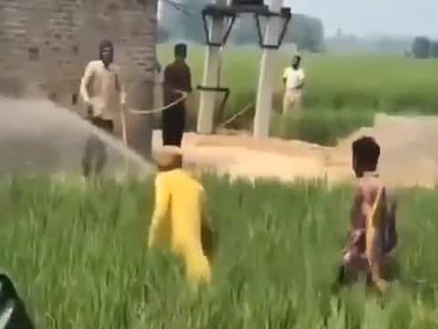खेत में काम करते वक्त किसान ने किया शानदार डांस, वीडियो को शेयर करने से खुद को नहीं रोक पाए वीरेंद्र सहवाग खेत में काम करते वक्त किसान ने किया शानदार डांस, वीडियो को शेयर करने से खुद को नहीं रोक पाए वीरेंद्र सहवाग