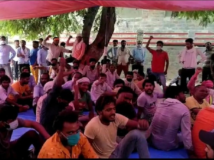 sanitation workers in Noida on strike, said- we will accept Islam ANN नोएडा: दो दिन से धरने पर बैठे सफाई कर्मचारी, कहा- मांगें नहीं मानी तो इस्लाम कबूल कर लेंगे