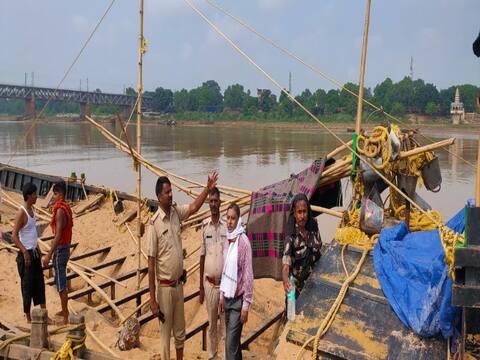 आरा में बालू माफियाओं के ऊपर बड़ी कार्रवाई, अवैध खनन में शामिल 72 लोग गिरफ्तार आरा में बालू माफियाओं के ऊपर बड़ी कार्रवाई, अवैध खनन में शामिल 72 लोग गिरफ्तार