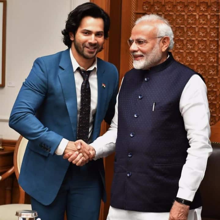 सेलेब्स मीट के दौरान पीएम मोदी से हाथ मिलाते अभिनेता वरुण धवन.