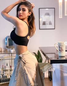 In Pics: मौनी रॉय ने रूम में हॉट अदाएं फ्लॉन्ट करते हुए कराया बोल्ड फोटोशूट, हो गईं वायरल