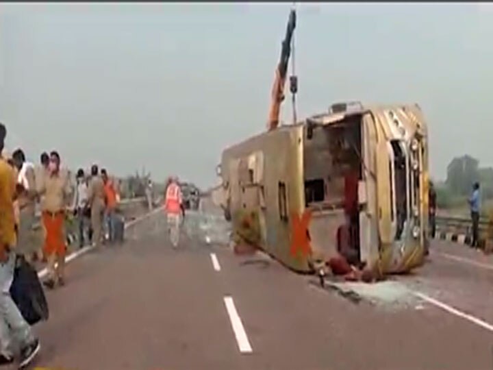 Double decker bus overturned after hits divider at Lucknow Agra Express way, one passenger died ANN यूपी: लखनऊ-आगरा एक्सप्रेस वे पर डिवाइडर से टकराकर पलटी डबल डेकर बस, एक की मौत, 27 यात्री घायल