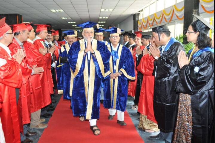बचपन से ही उनका संघ की तरफ खासा झुकाव था और गुजरात में आरएसएस का मजबूत आधार भी था. वे 1967 में 17 साल की उम्र में अहमदाबाद पहुंचे और उसी साल उन्होंने राष्ट्रीय स्वयंसेवक संघ की सदस्यता ली. इसके बाद 1974 में वे नव निर्माण आंदोलन में शामिल हुए. इस तरह सक्रिय राजनीति में आने से पहले मोदी कई सालों तक राष्ट्रीय स्वयंसेवक संघ के प्रचारक रहे.