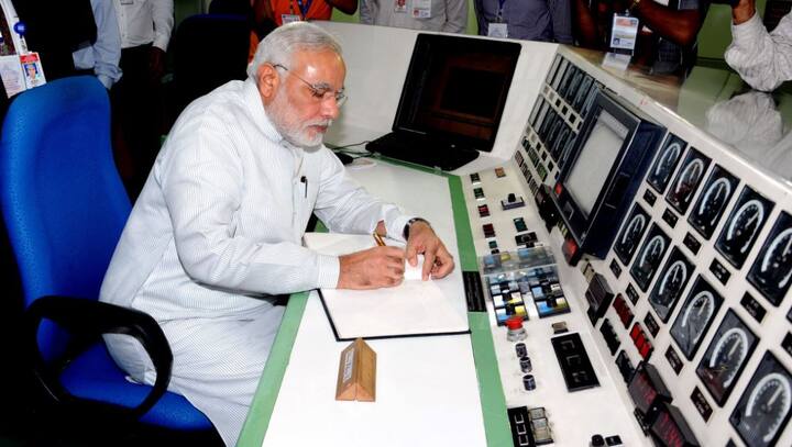 नरेंद्र मोदी ने लाल कृष्ण आडवाणी की 1990 की सोमनाथ-अयोध्या रथ यात्रा के आयोजन में अहम भूमिका अदा की. इसके बाद वो भारतीय जनता पार्टी की ओर से कई राज्यों के प्रभारी बनाए गए.