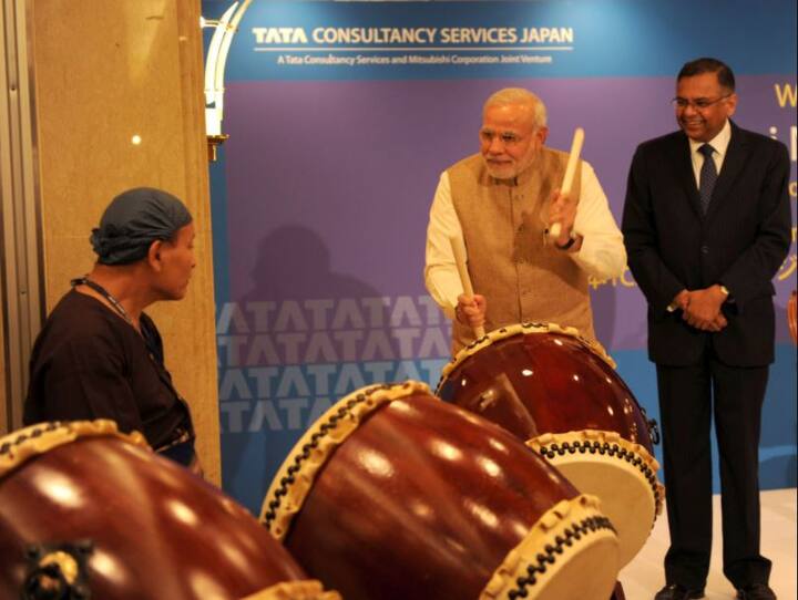 बचपन में पीएम मोदी का सपना भारतीय सेना में जाकर देश की सेवा करने का था, हालांकि उनके परिजन उनके इस विचार के सख्त खिलाफ थे. नरेंद्र मोदी जामनगर के समीप स्थित सैनिक स्कूल में पढ़ने के बेहद इच्छुक थे, लेकिन जब फीस चुकाने की बात आई तो घर पर पैसों का घोर अभाव सामने आ गया. नरेंद्र मोदी बेहद दुखी हुए.