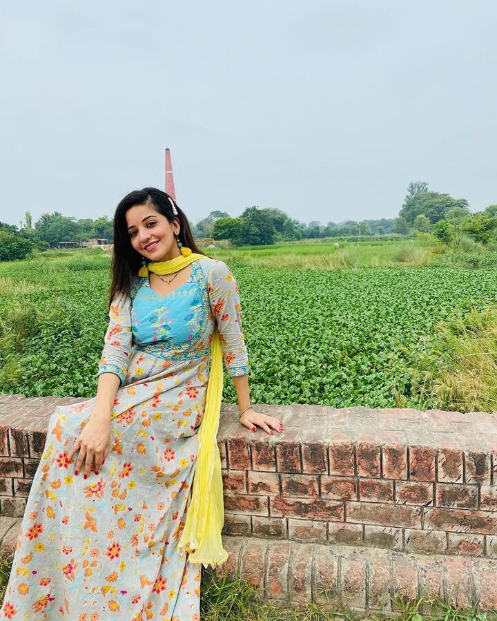 एक तस्वीर को शेयर करते हुए मोनालिसा ने लिखा,