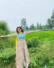 In Pics: पति विक्रांत सिंह राजपूत के साथ गांव घूमकर मुंबई लौटी मोनालिसा, शेयर की ये खूबसूरत तस्वीरें