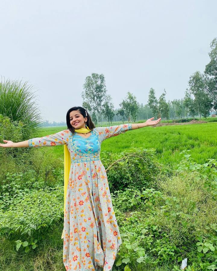 हाल ही में वह अपने पति विक्रांत सिंह राजपूत के साथ अपने गांव घूम कर आई हैं. जहां उन्होंने काफी सुंदर-सुंदर तस्वीरें खिंचवाई हैं. इन तस्वीरों में काफी अच्छे पोज भी दे रही हैं. 