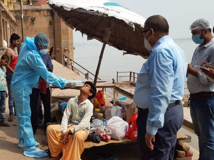 वाराणसी: गंगा में रोजाना स्नान करने वालों को नहीं हुआ कोरोना, शोध में जुटे बीएचयू के चिकित्सक varanasi Ganga water is helpful in treating coronavirus ann वाराणसी: गंगा में रोजाना स्नान करने वालों को नहीं हुआ कोरोना, शोध में जुटे बीएचयू के चिकित्सक