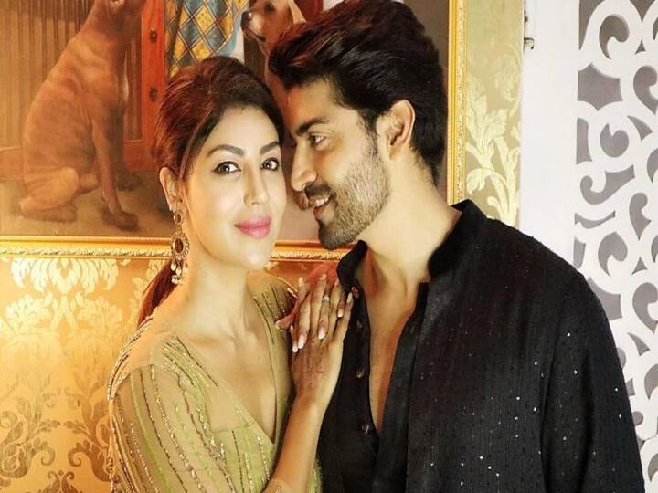 देबिना और गुरमीत के रिलेशन को उस समय 5 साल हो चुके थे, जब उन्होंने टीवी रियलिटी शो ‘पति-पत्नी और वो’ में प्रतिभागी के तौर पर हिस्सा लिया था. उन्होंने इस शो में देबिना को प्रपोज़ करके सबको अपने रोमांटिक अंदाज़ से वाकिफ कराया। उन्होंने हीरे की अंगूठी के साथ देबिना को प्रपोज़ किया. 