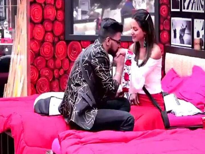 हिना खान और उनके बॉयफ्रैंड रॉकी जायसवाल का रिश्ता सभी को मालूम है. रियलिटी शो ‘बिग बॉस’ के 11वें सीजन में इनके रिश्ते ने एक नया मुकाम हासिल किया. एक एपिसोड में रॉकी एक टॉस्क के लिए घर में आए और इसी दौरान, उन्होंने हिना को प्रपोज़ कर उन्हें हैरान कर दिया. हिना उन्हें घर के अंदर ले गई, जहां उन्होंने एक-दूजे से अपने दिल की बातें ज़ाहिर की और रॉकी ने उन्हें प्रपोज़ किया. 