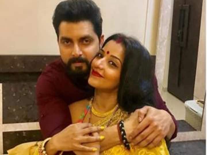 सलमान खान के शो 'बिग बॉस' में दर्शकों ने एक और जोड़े को शादी के बंधन में बंधते हुए देखा था. ये जोड़ी अब भी साथ है और ये जोड़ी है भोजपुरी अभिनेता विक्रांत सिंह राजपूत और उनकी गर्लफ्रेंड मोनालिसा की है. मोनालिसा टीवी रियलिटी शो ‘बिग बॉस’ के सीजन-10 में एक प्रतिभागी के तौर पर आईं थी. विक्रांत उन्हें शादी के लिए प्रपोज़ करना चाहते थे और इसीलिए, उन्हें इस शो में एंट्री दी गई. जब विक्रांत के साथ मोनालिसा ने शादी के लिए हामी भरी, तो बेहद ही शानदार तरीके से इस शो के सेट पर उनकी शादी कराई गई.