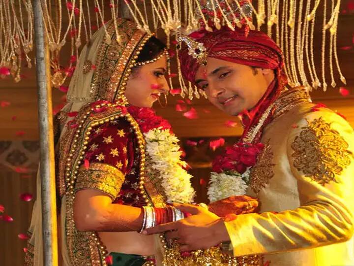 सरगुन मेहता और रवि दुबे की जोड़ी को डांस रियलिटी शो 'नच बलिए’ के सीजन-5 में देखा गया था. इसी शो के मंच पर रवि ने सरगुन को शादी के लिए प्रपोज़ किया था. शो के एक एपिसोड में अपनी परफॉर्मेंस खत्म होने के बाद रवि ने घुटनों पर बैठकर सरगुन को हीरे की अंगूठी के साथ प्रपोज़ किया था. 