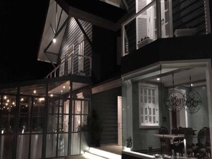 घर में एक डाइनिंग रूम, फायर प्लेस, जिम और योगा रूम भी है. कंगना ने अपने घर में सजावट के लिए दिल्ली के चोर बाजार से लेकर दुबई तक का सामान लगाया हुआ है.