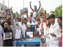 यूपी: महंगाई और बेरोजगारी के विरोध में सड़कों पर सपा कार्यकर्ता, पकौड़े तलकर जताया रोष