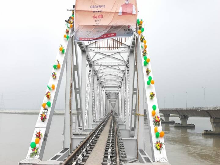 प्रधानमंत्री नरेंद्र मोदी ने शुक्रवार को कोसी महासेतु के उद्घाटन समेत रेलवे से जुड़े अन्य 11 परियोजनाओं का उद्घाटन किया. इन सभी परियाजनाओं में सबसे महत्वपूर्ण कोसी महासेतु परियोजना थी.
