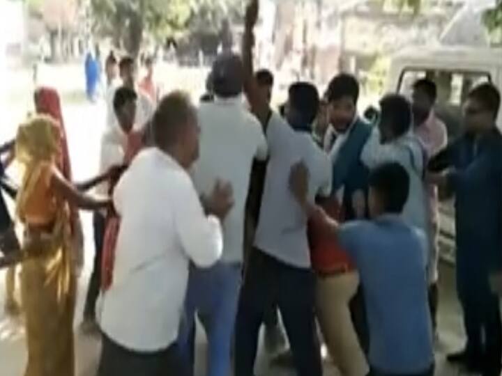 यूपी: एटा में राशन माफिया की दबंगई, जांच टीम के सामने शिकायतकर्ता को पीटा, केस दर्ज