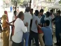 यूपी: एटा में राशन माफिया की दबंगई, जांच टीम के सामने शिकायतकर्ता को पीटा, केस दर्ज