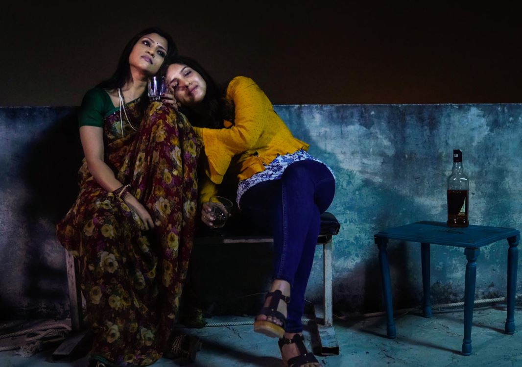Dolly Kitty Aur Woh Chamakte Sitare Review: फोन पर चालू हैं प्यार की बातें और जगमगाती रातें