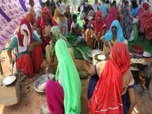 जब मेरठ एक्सप्रेस पर महिलाओं ने बीच सड़क पर खाना बनाया, किसान गुड़गुड़ाते रहे हुक्का, पढ़ें पूरा मामला