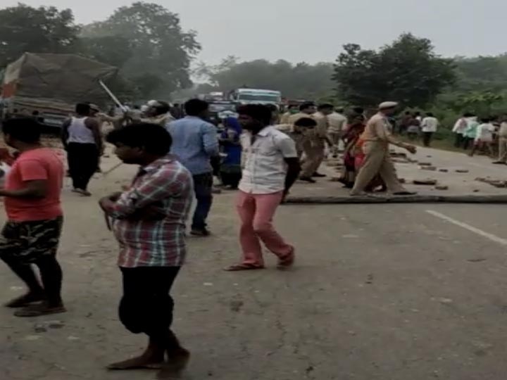 Violence after road accident in Prayagraj ann प्रयागराज: सड़क दुर्घटना में दो युवकों की मौत के बाद भीड़ का हाईवे पर जमकर बवाल, लगा लंबा जाम