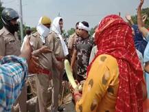 गाजियाबाद: किसान परिवार की महिलाओं ने किया अनोखा विरोध, पुलिस वालों को भेंट की सब्जियां