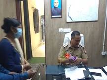 गाजियाबाद: पुलिस की कार्यशैली के विरोध में महिलाओं ने किया अनोखा विरोध, थाने पहुंचकर दिए फूल