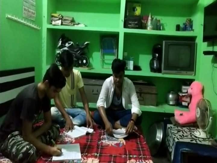 पीलीभीत: ऑनलाइन क्लास में बिजली की समस्या ने छात्र-छात्राओं को किया परेशान, अधूरी रह जाती है पढ़ाई