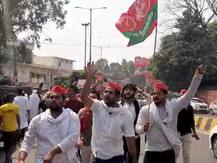 मेरठ: किसानों के समर्थन में कमिश्नरी चौराहे पर समाजवादी पार्टी का प्रदर्शन, हिरासत में लिये गये कार्यकर्ता