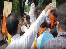 लव जिहाद के खिलाफ मेरठ में हिंदू जागरण मंच ने किया विरोध प्रदर्शन, की सख्त कानून बनाने की मांग